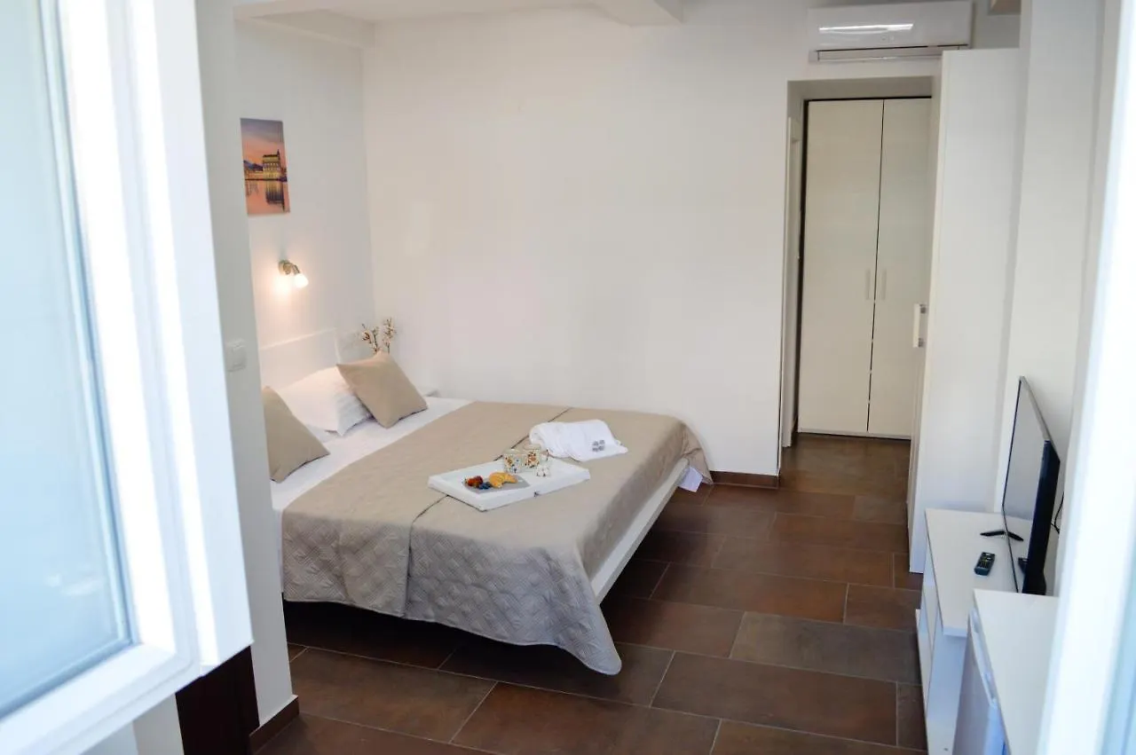Armanda Rooms Split