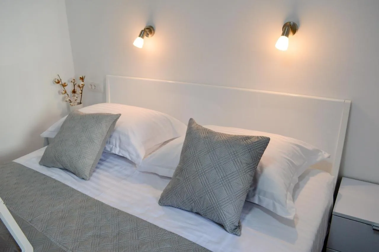 Armanda Rooms Split